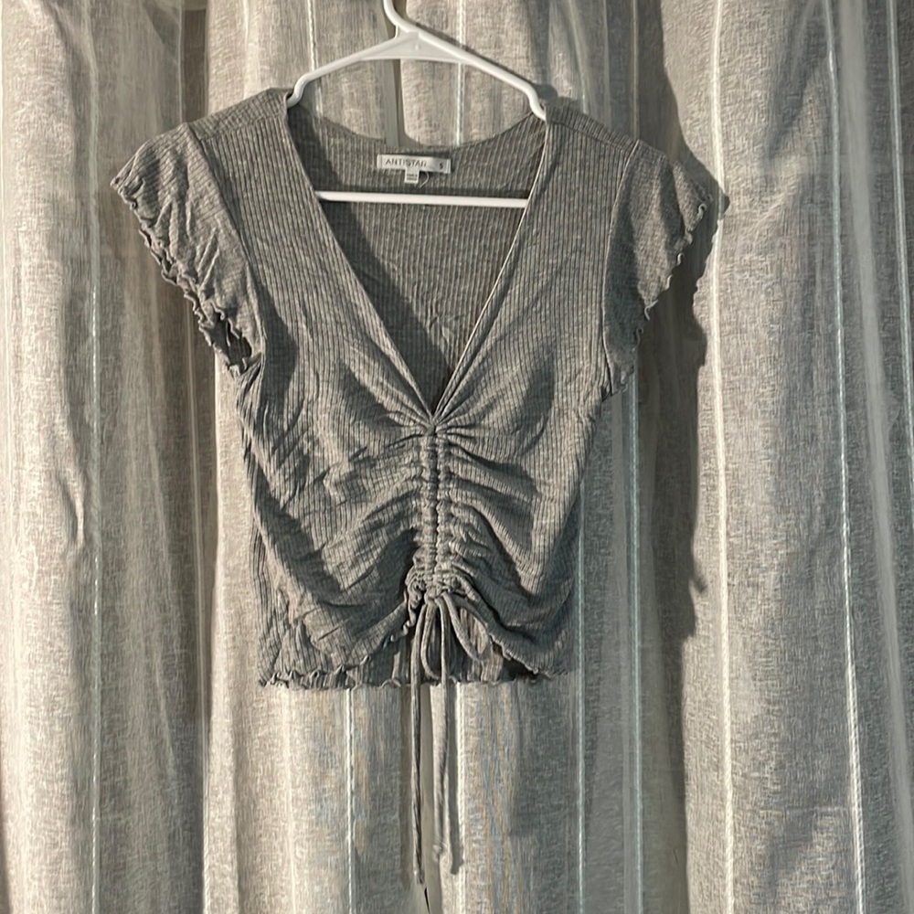 grey crop tee